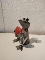 Kleine kikker met hart van gerecycled blik