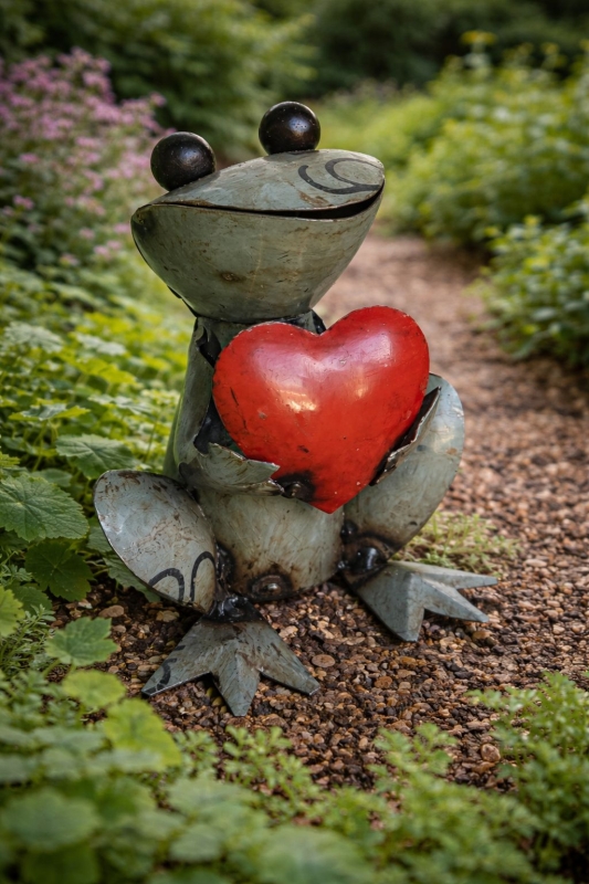 Kleine kikker met hart van gerecycled blik