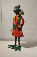 Staande kikker met bloem van gerecycled blik