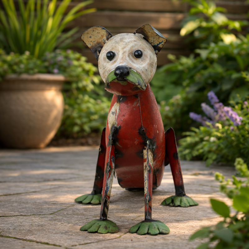 Zittende hond van gerecycled blik