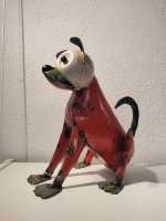 Zittende hond van gerecycled blik