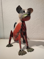 Zittende hond van gerecycled blik
