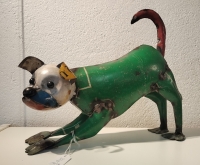 Strekkende hond van gerecycled blik