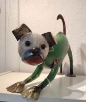 Strekkende hond van gerecycled blik