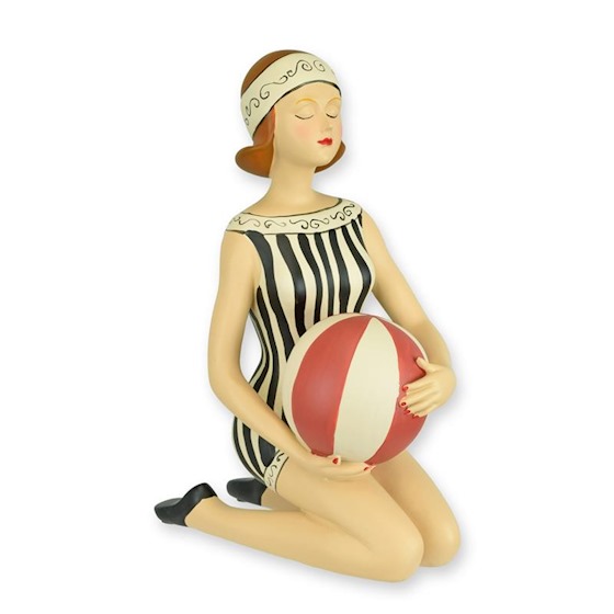 Beeld baddame met strandbal