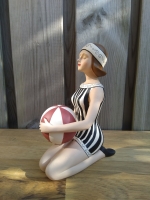 Beeld baddame met strandbal