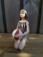 Beeld baddame met strandbal