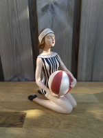 Beeld baddame met strandbal