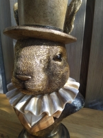 Beeld steampunk konijn met hoed