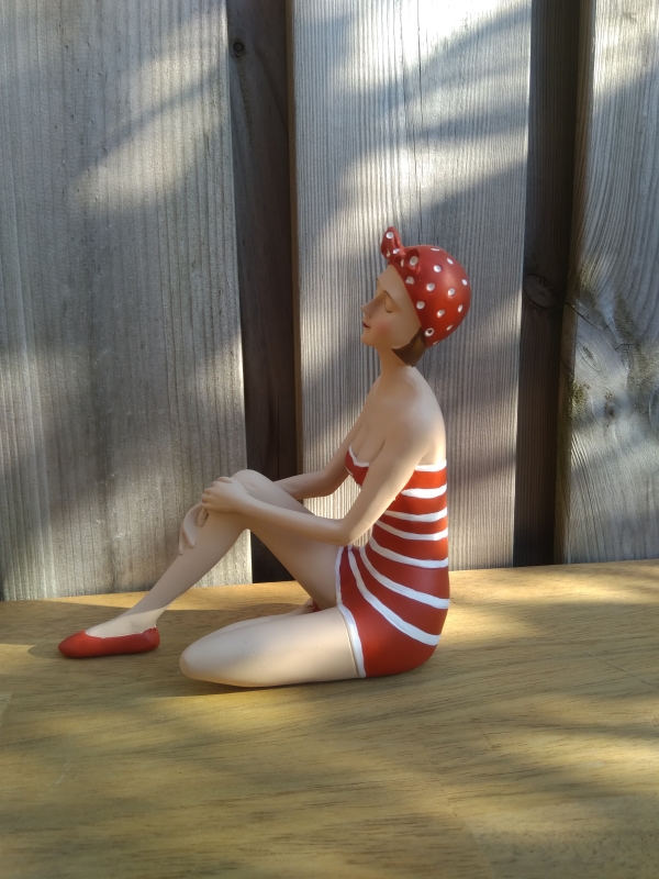 Beeld baddame zittend rood