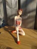 Beeld baddame zittend rood
