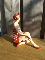 Beeld baddame zittend rood