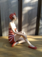 Beeld baddame zittend rood