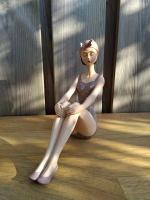 Beeld baddame zittend paars