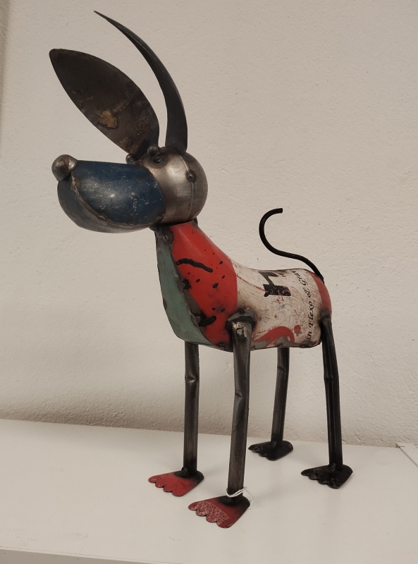 Staande hond flapoor van gerecycled blik