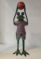Kikker met bal van gerecycled blik