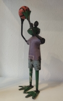 Kikker met bal van gerecycled blik