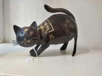 Zwarte kat van gerecycled blik