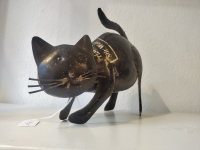 Zwarte kat van gerecycled blik