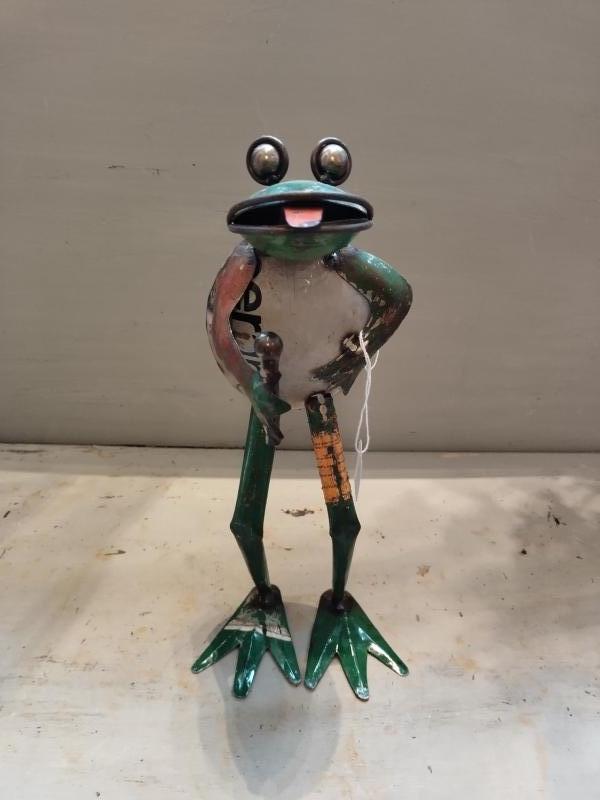 Kikker met microfoon van gerecycled blik