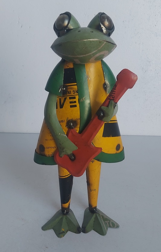 Kikker met gitaar van gerecycled blik